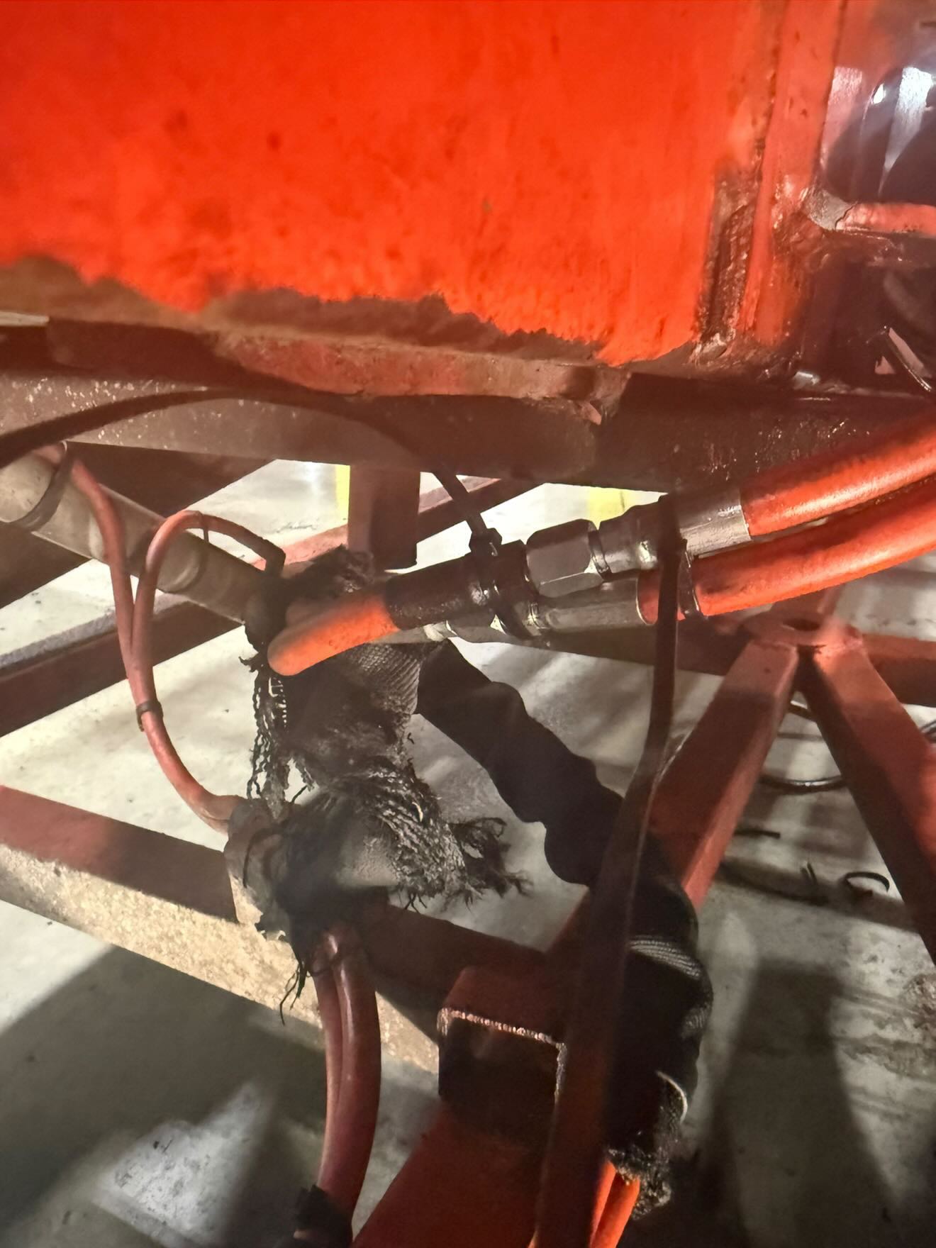 Hydraulic union coupler repair underneath a trailer